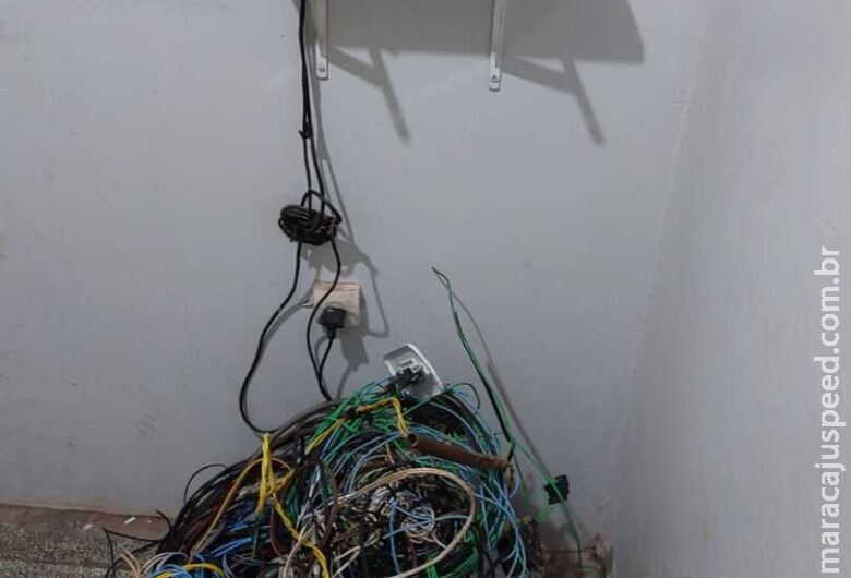 Dois são presos por furto de fios em Dourados Dois são presos por furto de fios em Dourados