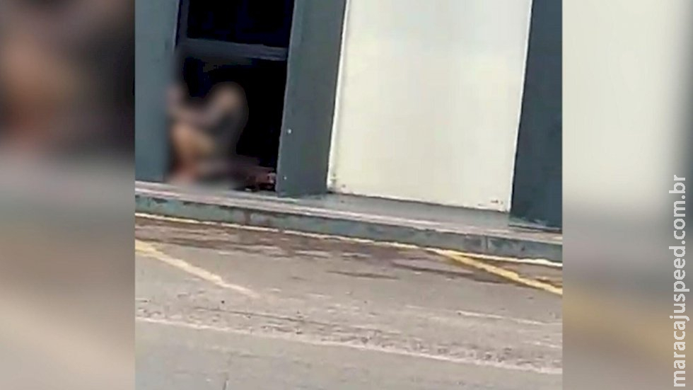 Em plena luz do dia, casal é flagrado em ‘momento íntimo’ em frente a Câmara em Ponta Porã Em plena luz do dia, casal é flagrado em ‘momento íntimo’ em frente a Câmara em Ponta Porã