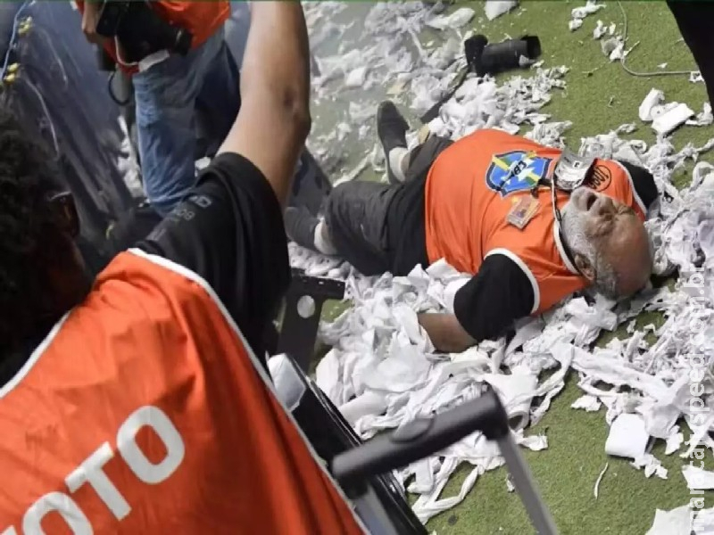 Fotógrafo é internado após ser atingido por explosivo na final da Copa do Brasil Fotógrafo é internado após ser atingido por explosivo na final da Copa do Brasil