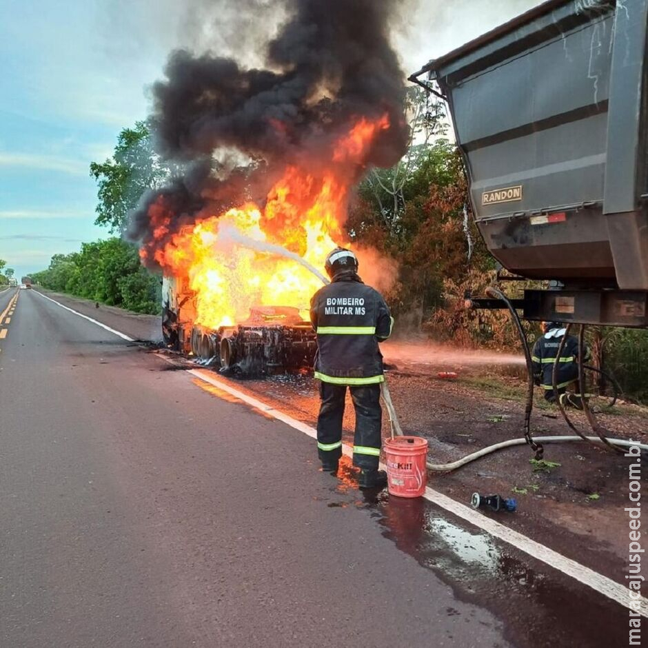 Incêndio destrói carreta e bloqueia trânsito na BR-262, em Miranda Incêndio destrói carreta e bloqueia trânsito na BR-262, em Miranda