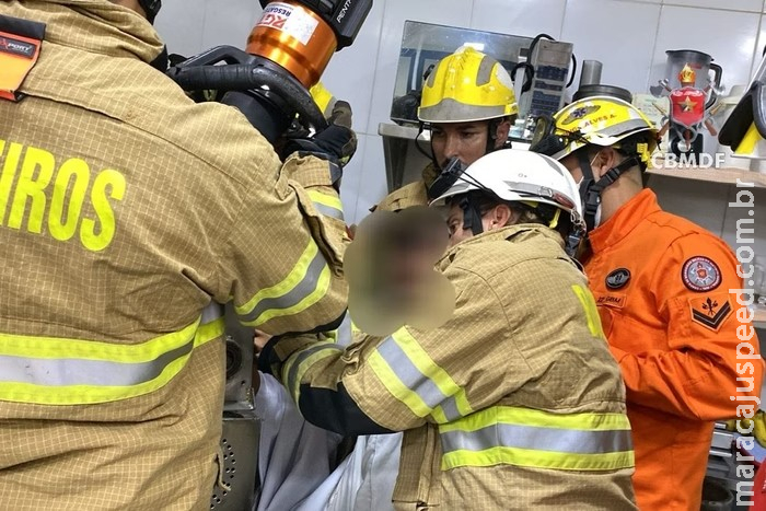 Jovem tem mão prensada na máquina de moer cana em pastelaria no DF Jovem tem mão prensada na máquina de moer cana em pastelaria no DF