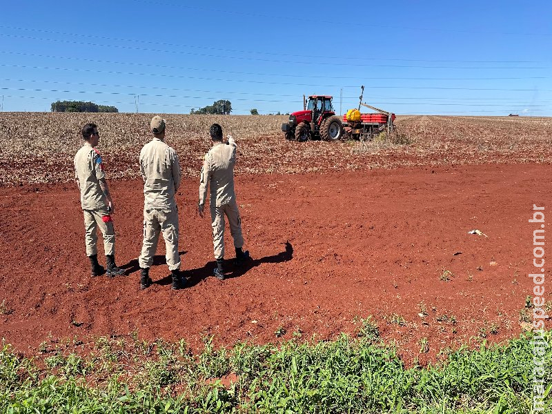 Maracaju: Trabalhador rural colide com plantadeira em poste de energia às margens da BR-267 Maracaju: Trabalhador rural colide com plantadeira em poste de energia às margens da BR-267