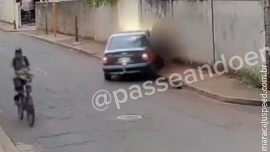 Motorista de carro invade calçada e atropela mulher no Aero Rancho Motorista de carro invade calçada e atropela mulher no Aero Rancho