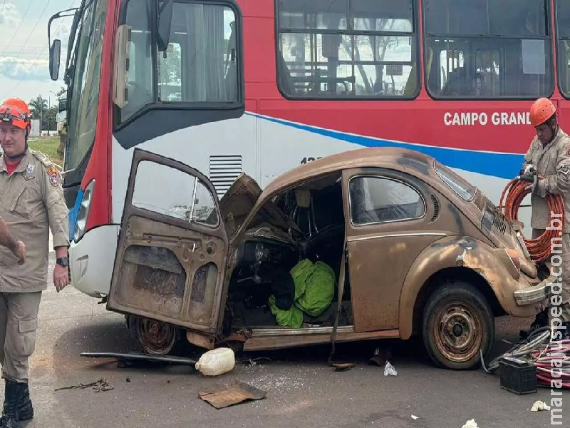 Motorista de Fusca que ficou destruído ao bater em ônibus na Guaicurus não tinha CNH Motorista de Fusca que ficou destruído ao bater em ônibus na Guaicurus não tinha CNH