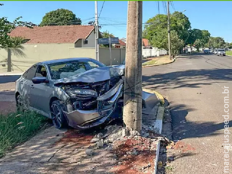 Motorista dorme ao volante e atinge poste na Av. Duque de Caxias Motorista dorme ao volante e atinge poste na Av. Duque de Caxias