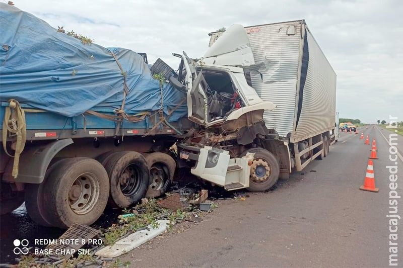 Motorista fica preso às ferragens após bater em traseira de caminhão em Cassilândia Motorista fica preso às ferragens após bater em traseira de caminhão em Cassilândia