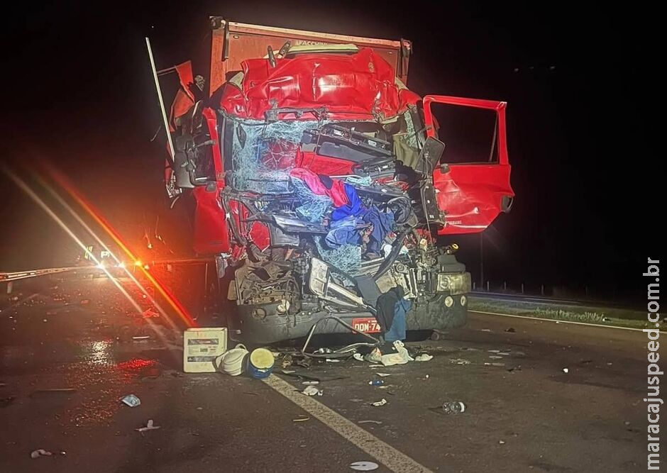 Motorista fica preso às ferragens em grave acidente na BR-163, em São Gabriel Motorista fica preso às ferragens em grave acidente na BR-163, em São Gabriel
