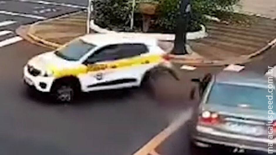 Motorista fura sinal, bate em carro de autoescola e traumatiza aluno em Campo Grande Motorista fura sinal, bate em carro de autoescola e traumatiza aluno em Campo Grande