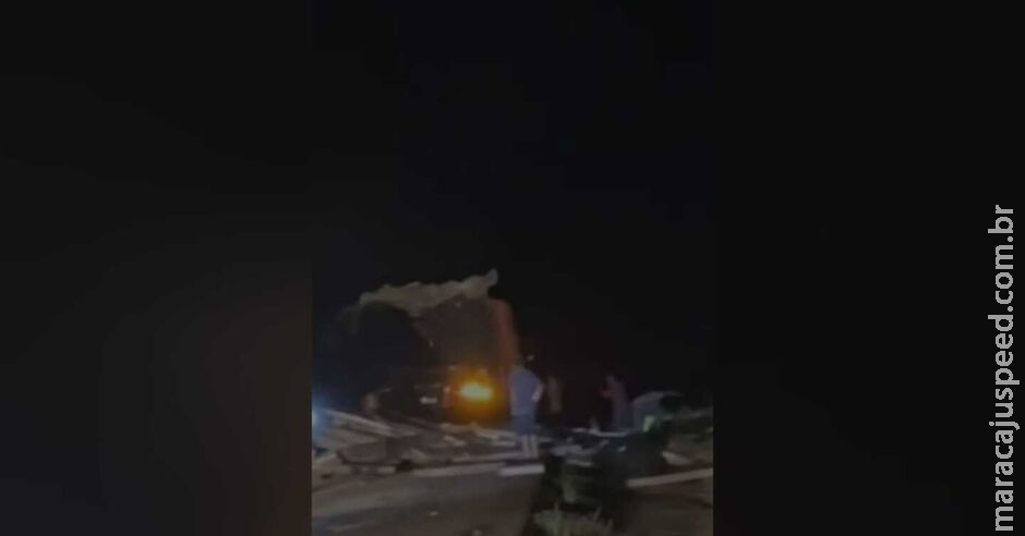 Motorista morre em batida entre carretas na BR-163, em Jaraguari Motorista morre em batida entre carretas na BR-163, em Jaraguari