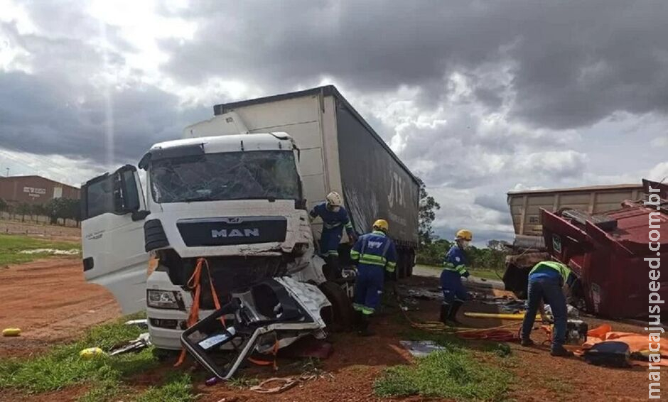 Motorista não vê placa e causa colisão entre duas carretas na MS-306 Motorista não vê placa e causa colisão entre duas carretas na MS-306