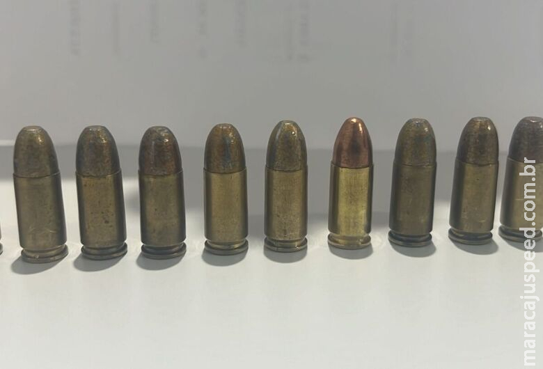 Mulher é presa com arma e munições durante mandados de prisão e de busca e apreensão Mulher é presa com arma e munições durante mandados de prisão e de busca e apreensão
