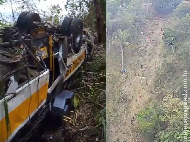 Ônibus capota em ribanceira de Alagoas e deixa 17 mortos. Ônibus capota em ribanceira de Alagoas e deixa 17 mortos.