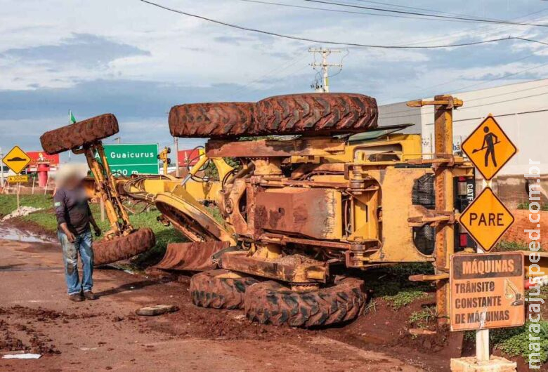 Operador de máquina é levado para hospital após trator tombar Operador de máquina é levado para hospital após trator tombar