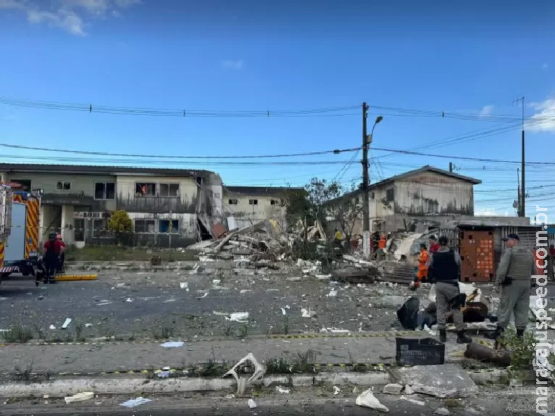 Prédio desaba em Maceió após explosão e deixa 3 pessoas mortas Prédio desaba em Maceió após explosão e deixa 3 pessoas mortas