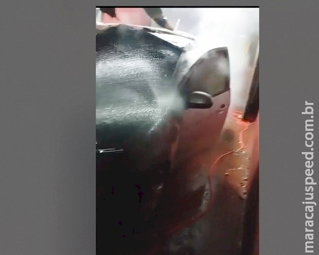 Veículo é incendiado no município de Douradina; autores deixam bilhete de aviso Veículo é incendiado no município de Douradina; autores deixam bilhete de aviso