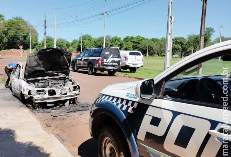 Veículo é roubado por trio e incendiado em frente a campo de futebol em Dourados Veículo é roubado por trio e incendiado em frente a campo de futebol em Dourados