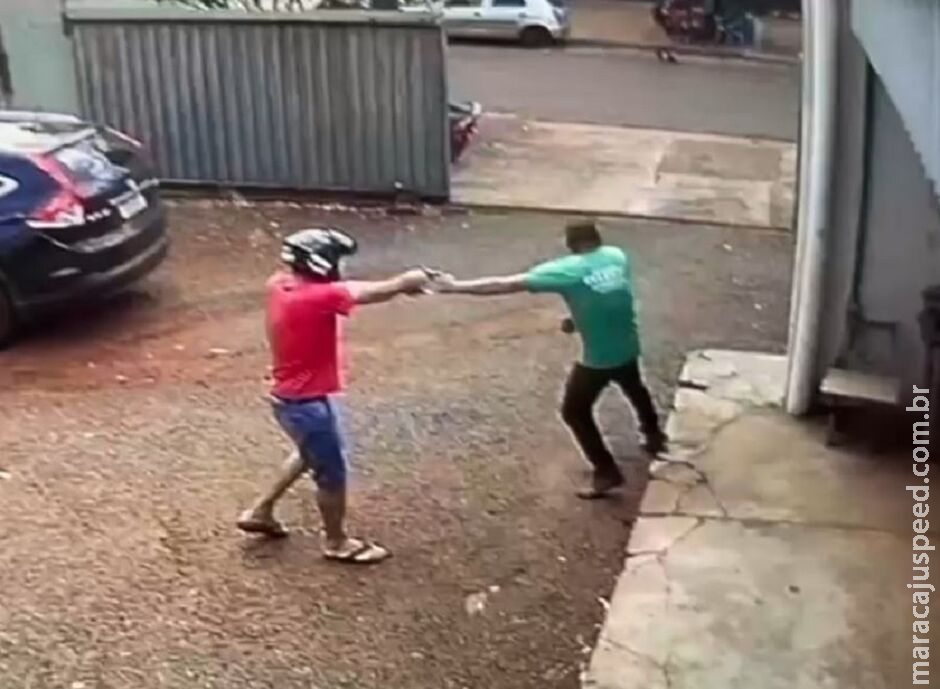 Vídeo flagra agressão e autor descarregando arma na vítima durante discussão em Rio Brilhante Vídeo flagra agressão e autor descarregando arma na vítima durante discussão em Rio Brilhante
