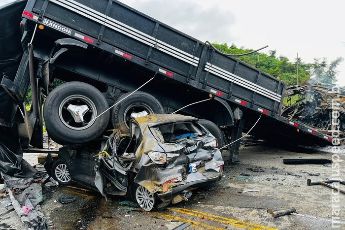 Acidente com ônibus, carreta e carro deixa 21 mortos em Minas Gerais Acidente com ônibus, carreta e carro deixa 21 mortos em Minas Gerais