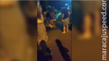 Acusado de tentar abusar de crianças é espancado por moradores Acusado de tentar abusar de crianças é espancado por moradores