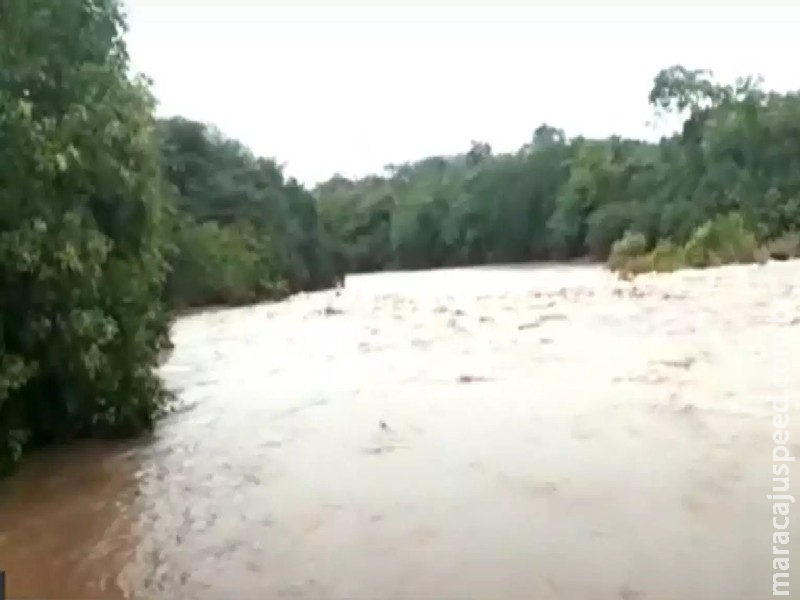 Amigos tentam atravessar rio até cachoeira e jovem acaba desaparecendo Amigos tentam atravessar rio até cachoeira e jovem acaba desaparecendo