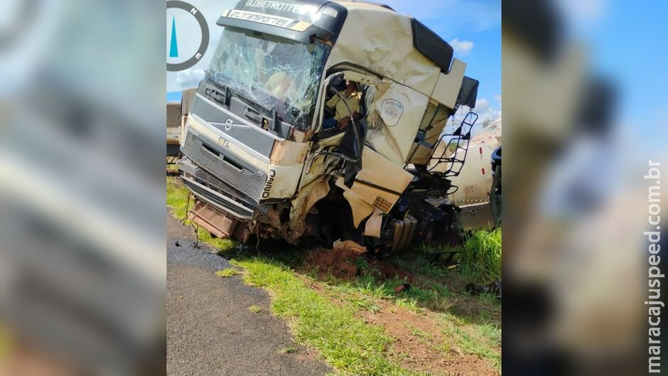 Batida frontal entre carretas deixa caminhoneiro em estado grave na MS-306, em Costa Rica Batida frontal entre carretas deixa caminhoneiro em estado grave na MS-306, em Costa Rica