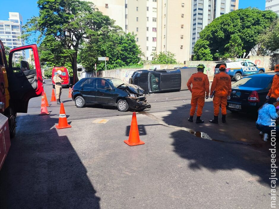 Batida por furo de sinal deixa S-10 tombada e susto para mulheres na Rua Bahia Batida por furo de sinal deixa S-10 tombada e susto para mulheres na Rua Bahia