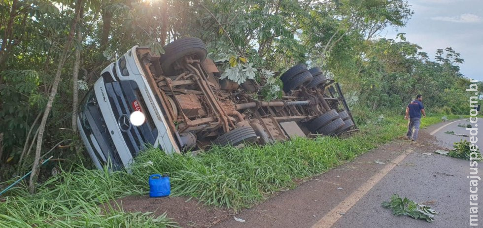 Caminhão Baú Tomba na MS-157 sem Vítimas Caminhão Baú Tomba na MS-157 sem Vítimas