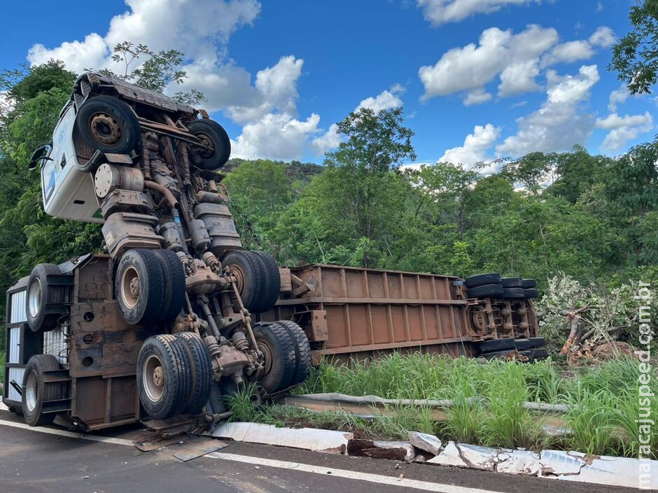 Caminhão carregado com bois tomba na MS-223, em Figueirão Caminhão carregado com bois tomba na MS-223, em Figueirão