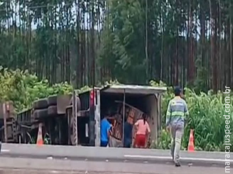 Caminhão de ovos tomba na BR-262 e carga é liberada para população Caminhão de ovos tomba na BR-262 e carga é liberada para população