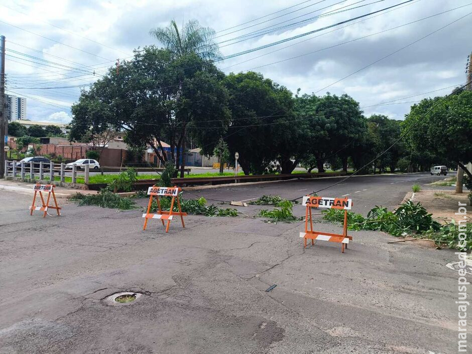 Caminhão derruba fiação elétrica na Ernesto Geisel e causa desvio no trânsito Caminhão derruba fiação elétrica na Ernesto Geisel e causa desvio no trânsito