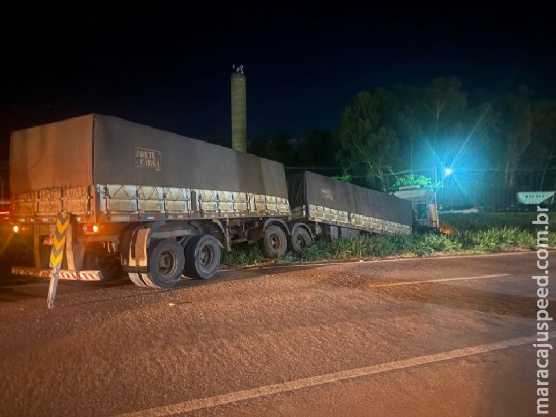 Caminhoneiro fica gravemente ferido após caminhão cair em valeta na BR-163, em Maracaju Caminhoneiro fica gravemente ferido após caminhão cair em valeta na BR-163, em Maracaju