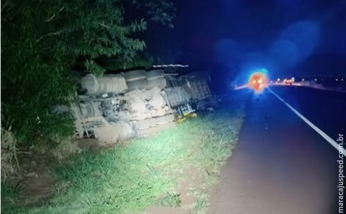Caminhoneiro perde o controle da direção e carreta tomba na BR-163 Caminhoneiro perde o controle da direção e carreta tomba na BR-163