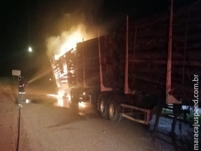 Carreta carregada com eucalipto pega fogo em Três Lagoas e interdita rodovia Carreta carregada com eucalipto pega fogo em Três Lagoas e interdita rodovia