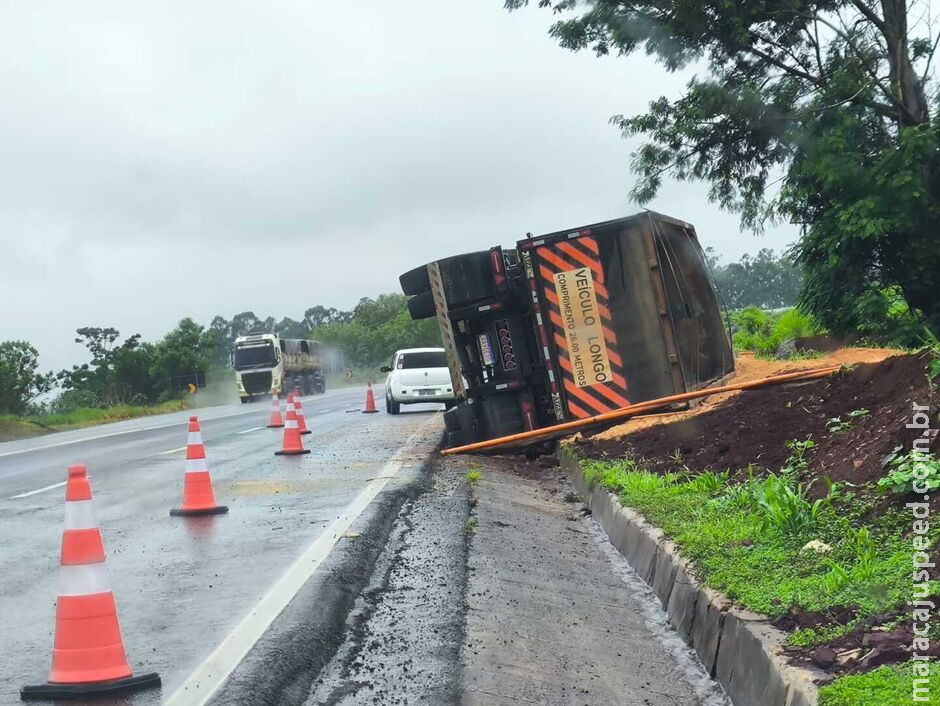 Carreta tomba e despeja quase 17 toneladas de soja na BR-163, em Campo Grande Carreta tomba e despeja quase 17 toneladas de soja na BR-163, em Campo Grande