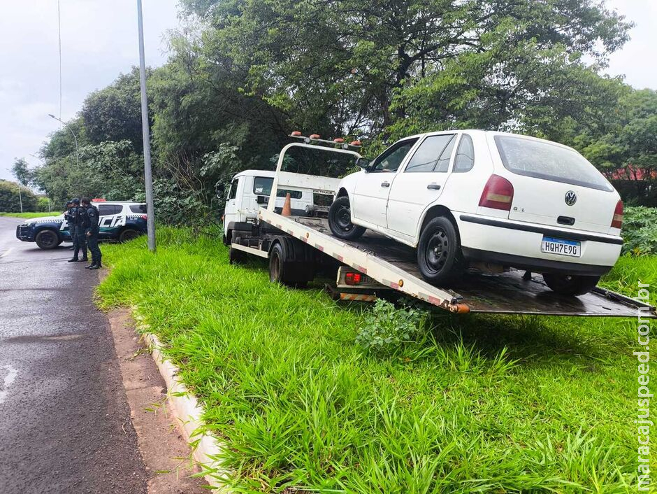 Carro abandonado é retirado das margens do rio Anhanduí no Guanandi Carro abandonado é retirado das margens do rio Anhanduí no Guanandi