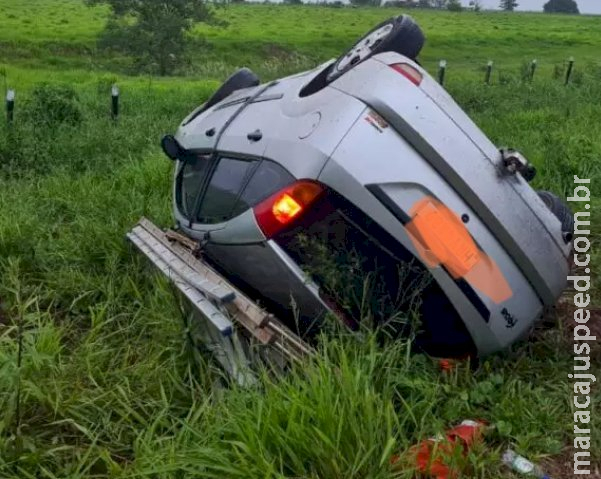 Carro com 5 ocupantes capota entre Jateí e Glória de Dourados na BR-376 Carro com 5 ocupantes capota entre Jateí e Glória de Dourados na BR-376