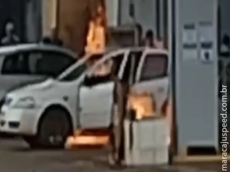 Carro com 5 pessoas pega fogo em posto de combustível de Iguatemi Carro com 5 pessoas pega fogo em posto de combustível de Iguatemi