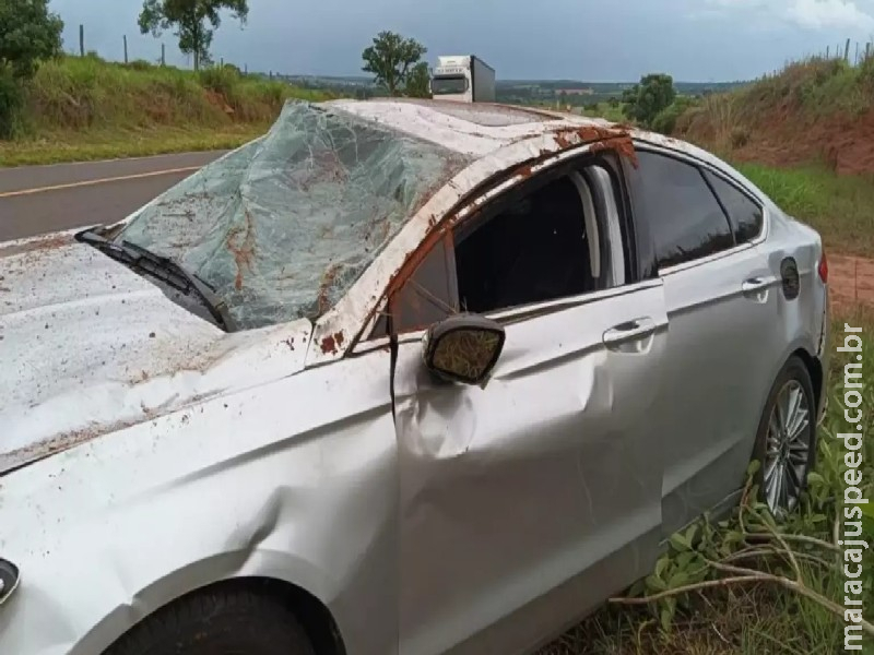 Carro sai da pista e capota com delegado da PF e família em Santa Rita do Pardo Carro sai da pista e capota com delegado da PF e família em Santa Rita do Pardo