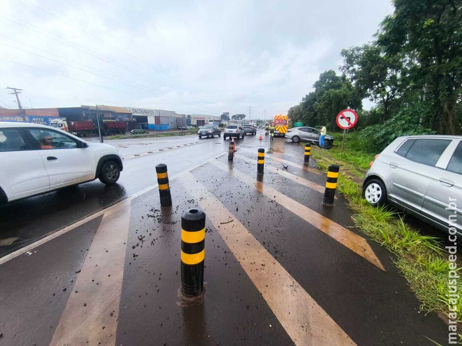 Dois carros colidem e vão parar fora da via no macroanel, em Campo Grande Dois carros colidem e vão parar fora da via no macroanel, em Campo Grande