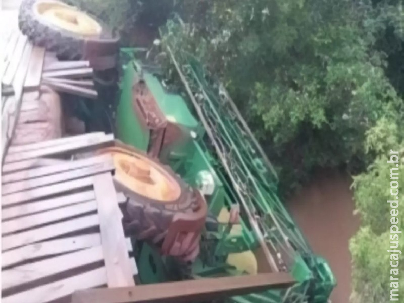 Dois são socorridos após trator pulverizador cair de ponte em Nova Alvorada do Sul Dois são socorridos após trator pulverizador cair de ponte em Nova Alvorada do Sul