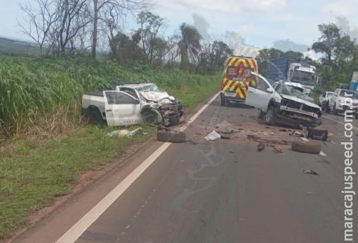 Duas pessoas morrem em acidente entre picapes na BR-163, em Bandeirantes Duas pessoas morrem em acidente entre picapes na BR-163, em Bandeirantes