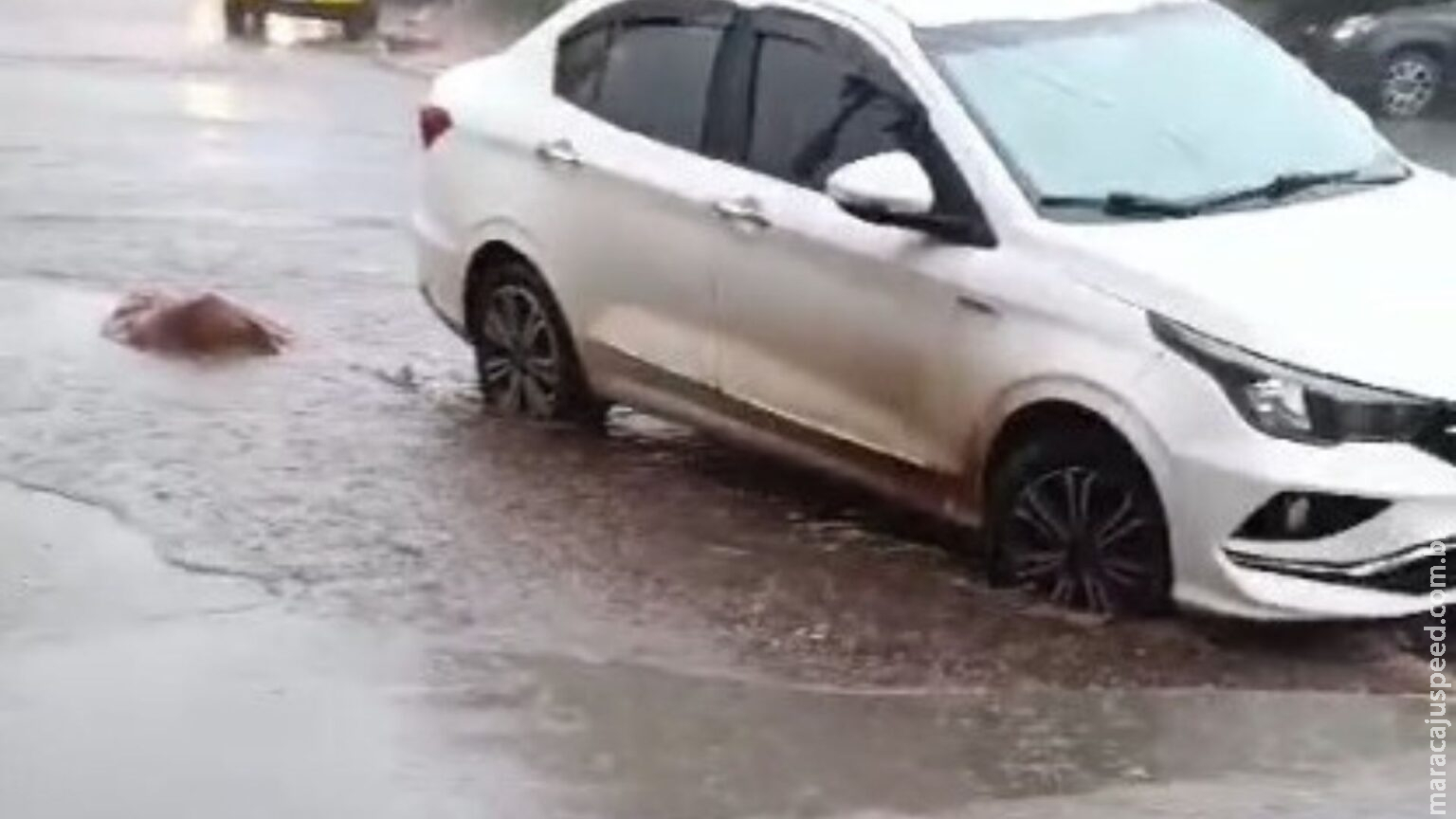 Em poucos minutos, chuva intensa provoca alagamentos em bairros de Campo Grande Em poucos minutos, chuva intensa provoca alagamentos em bairros de Campo Grande