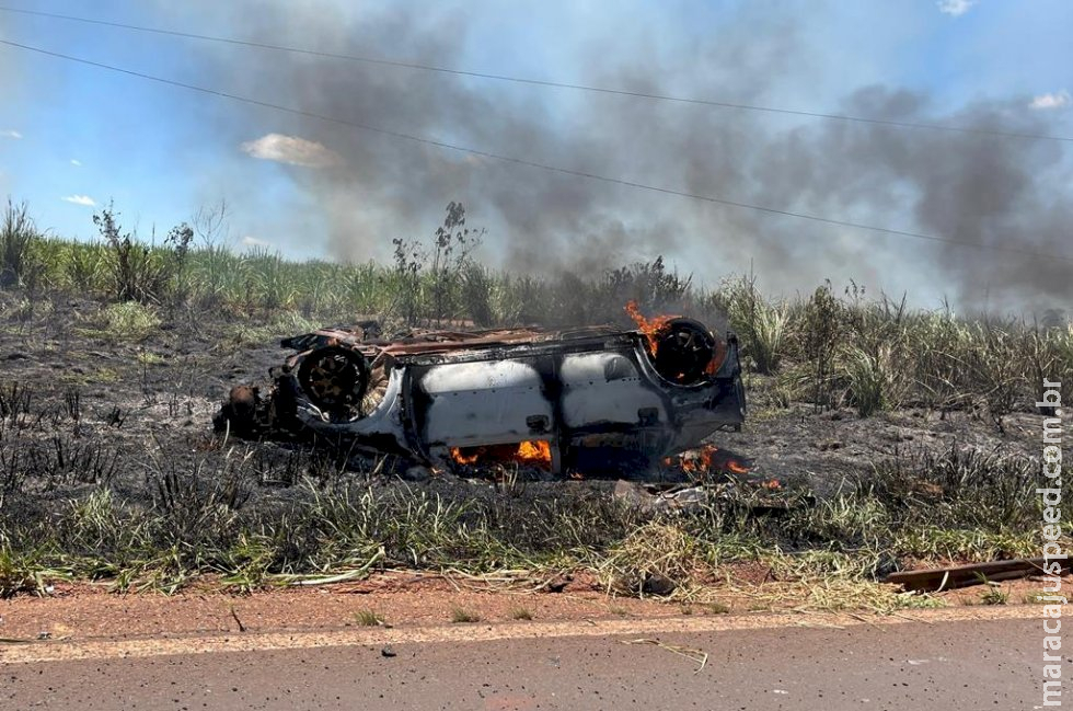 Entre Deodápolis e Ivinhema carro com família a bordo pega fogo após forte colisão com caminhão caçamba na BR-376 Entre Deodápolis e Ivinhema carro com família a bordo pega fogo após forte colisão com caminhão caçamba na BR-376