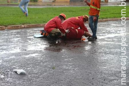 Grave acidente deixa casal ferido em colisão de carro e moto no interior de MS Grave acidente deixa casal ferido em colisão de carro e moto no interior de MS
