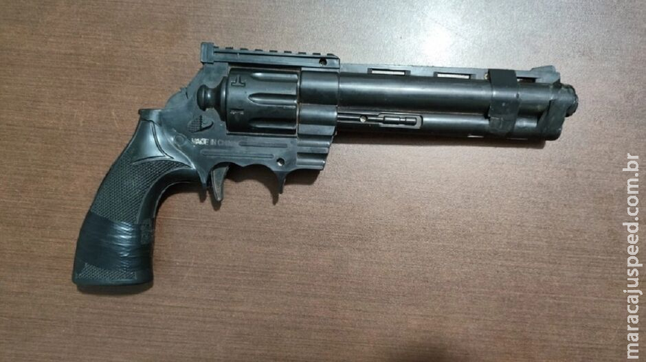 Homem com tornozeleira eletrônica ameaça vizinho com arma de plástico em Nova Andradina Homem com tornozeleira eletrônica ameaça vizinho com arma de plástico em Nova Andradina
