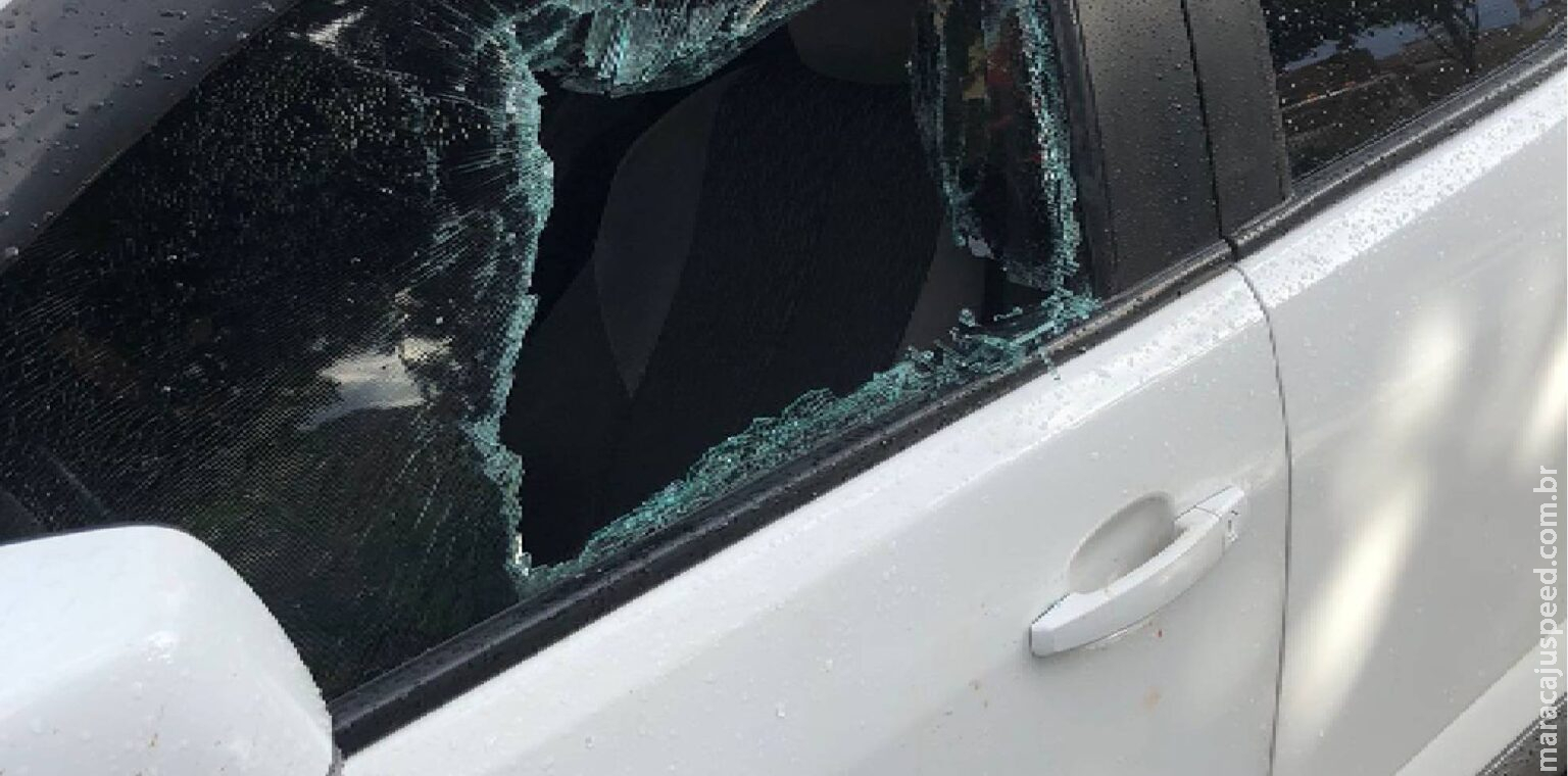 Homem é amarrado por populares após destruir carros em rua do Pioneiros Homem é amarrado por populares após destruir carros em rua do Pioneiros
