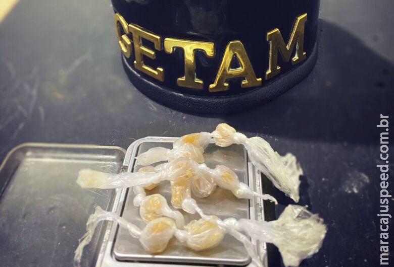 Homem é preso com "trouxinhas" de drogas em abordagem policial Homem é preso com "trouxinhas" de drogas em abordagem policial