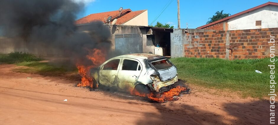 Homem tenta matar ex-mulher e incendeia o carro dela em Três Lagoas Homem tenta matar ex-mulher e incendeia o carro dela em Três Lagoas