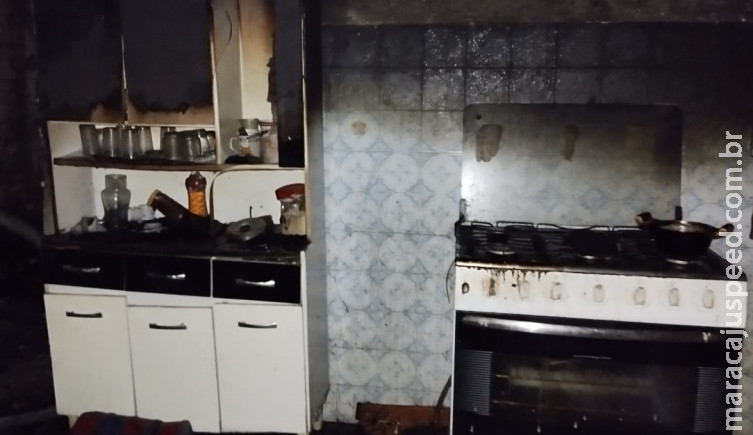 Incêndio destrói casa em Corumbá; morador escapou com ajuda de vizinhos Incêndio destrói casa em Corumbá; morador escapou com ajuda de vizinhos