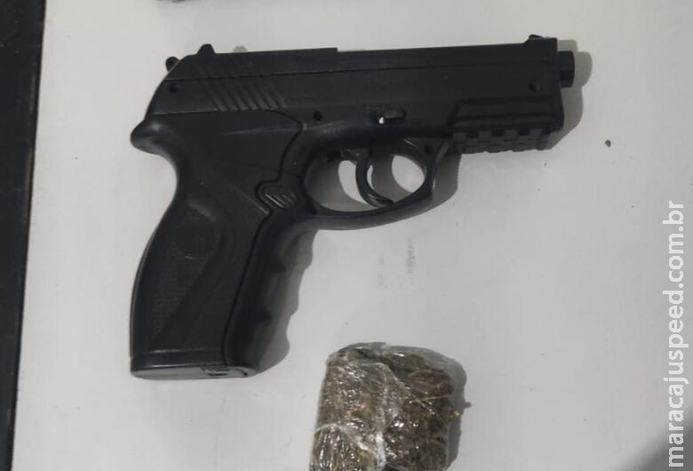 Indivíduo com simulacro de arma de fogo e drogas é detido após desobedecer e resistir a prisão Indivíduo com simulacro de arma de fogo e drogas é detido após desobedecer e resistir a prisão